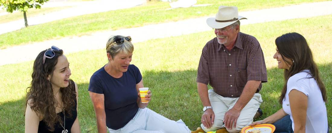 Foto: Gastwissenschaftlerin beim Picknick mit Bayreuther Familie